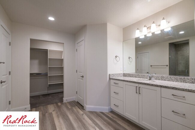 Building Photo - Modern Townhome in Desirable Hurricane Hei...