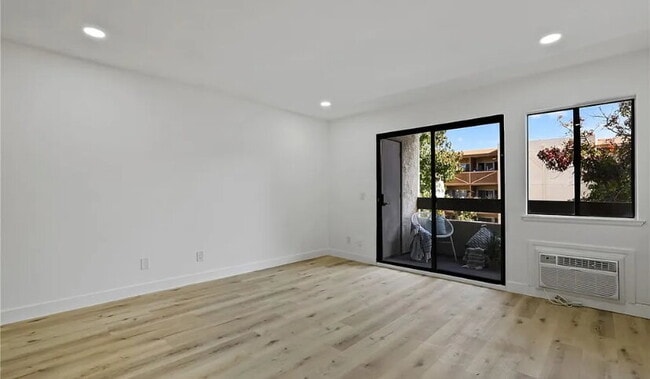 Building Photo - Fully Remodeled 1 Bedroom 1 Bathroom Open ...