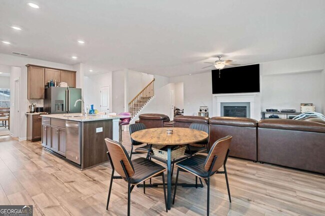 Building Photo - 5911 Green Ash Ct