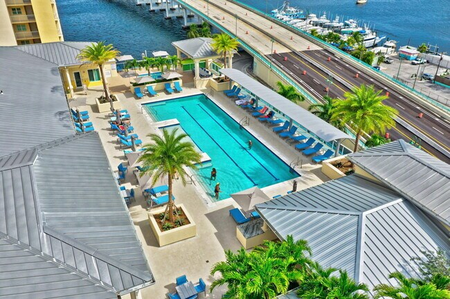 Building Photo - 2640 Lake Shore Dr