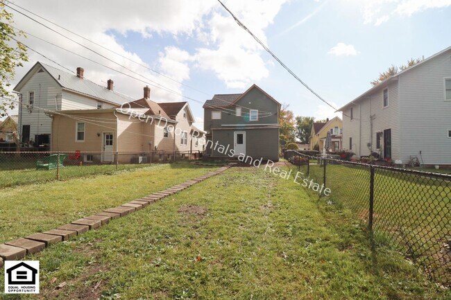Building Photo - 506 5th St
