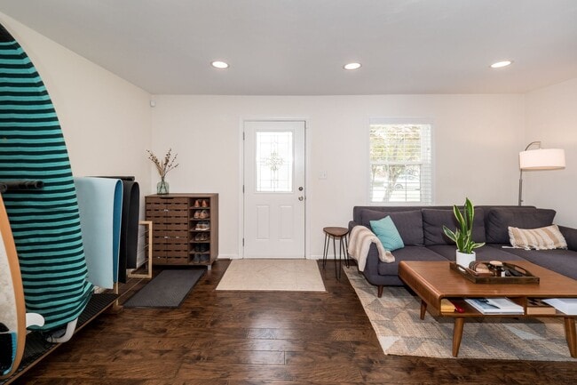 Building Photo - Immaculate 3 bedroom 2 bath bungalow at Oc...
