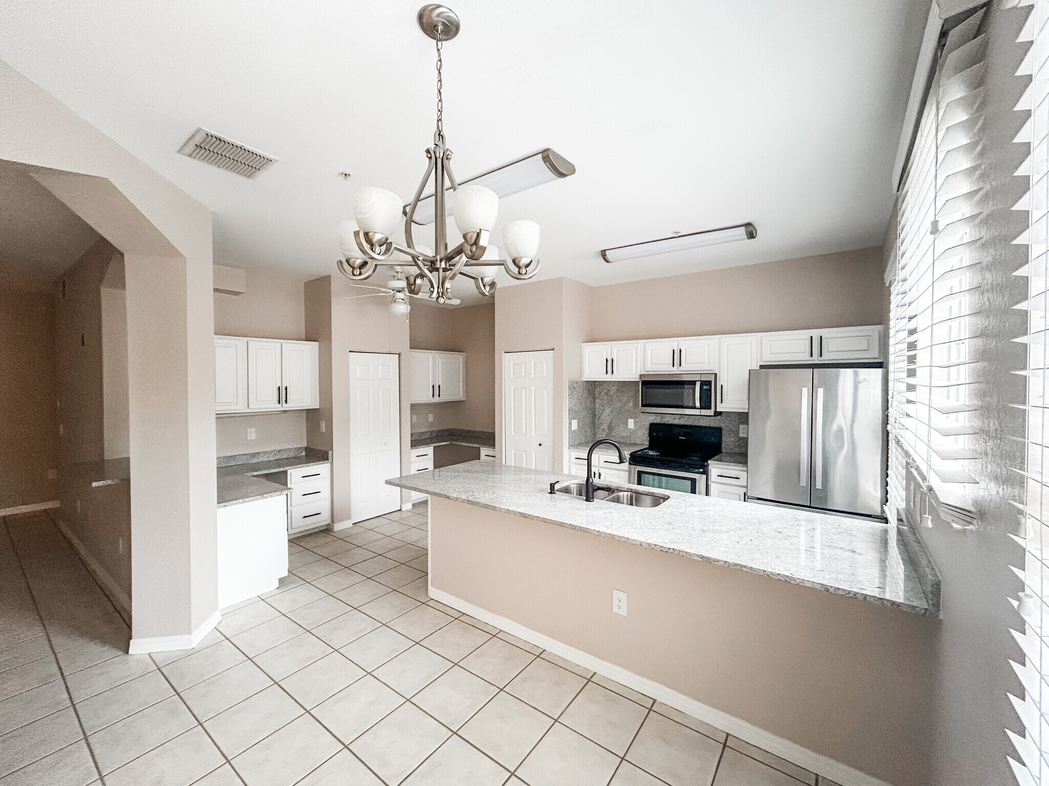 Building Photo - 5035 Sunridge Palms Dr