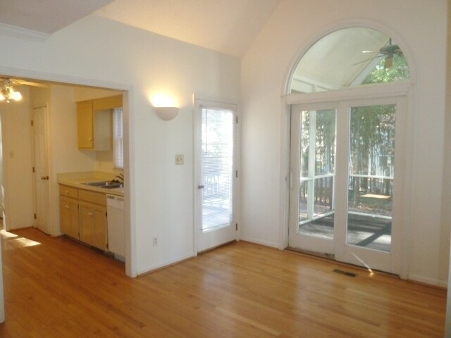Building Photo - Inviting 3br house in Morrisville with woo...