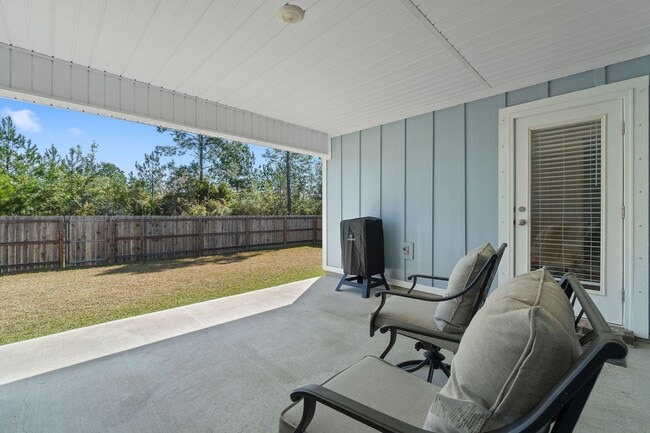 Building Photo - Gorgeous and Spacious 5/3 Home with Commun...