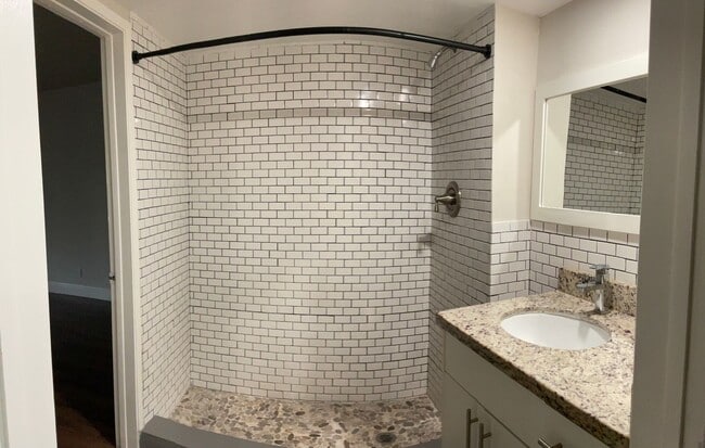 Building Photo - Up to 2 Months Free! Spacious 1/1 in Centr...