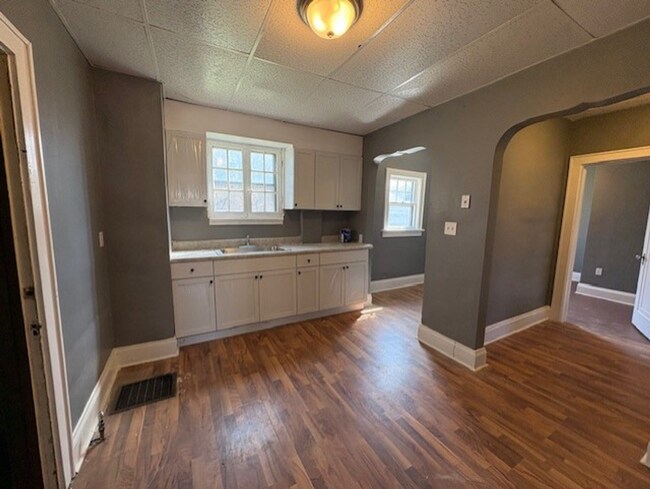 Building Photo - Charming 5-Bedroom Home with Eat-In Kitchen Nook & Bonus Sunroom