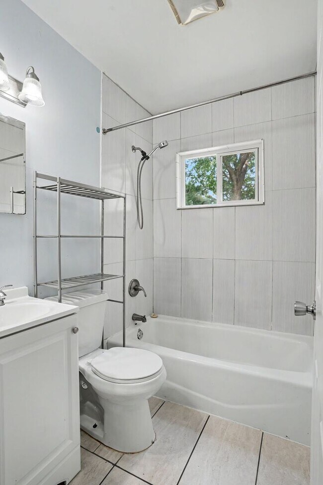 Building Photo - 521 Creel Ave