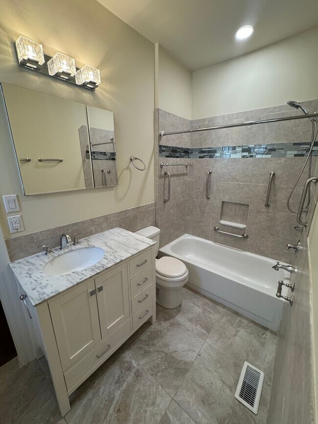 Building Photo - Charming Pet Friendly House 2 Bedroom/1.5 ...