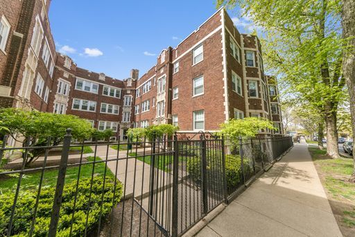 Primary Photo - 1059 W Glenlake Ave