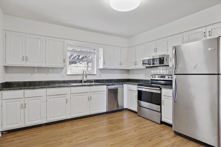 Building Photo - 930 Corning Rd