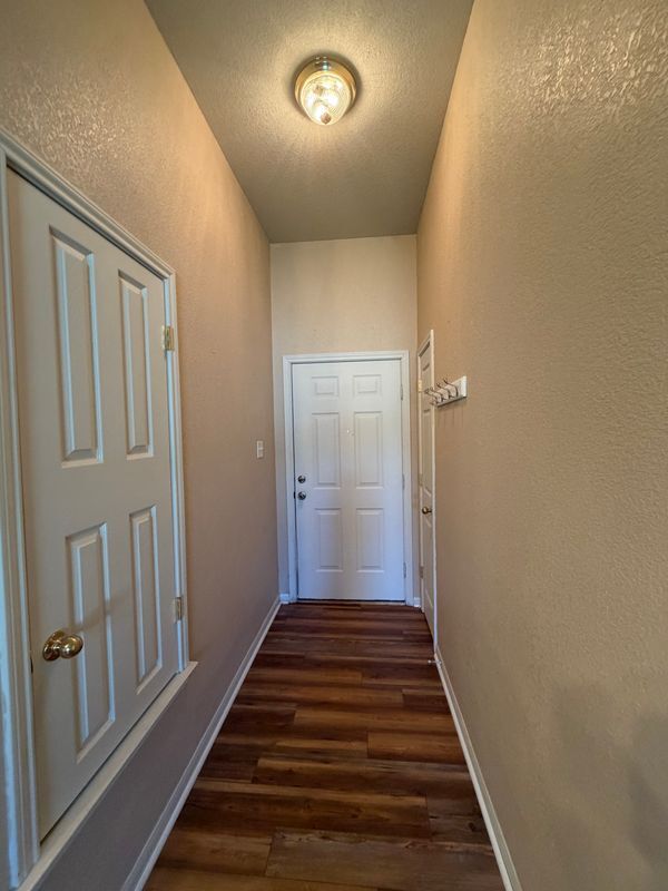 Building Photo - 715 Lakeview Dr