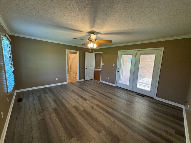 Building Photo - Steps from the Tee—Your Golf Course Home A...