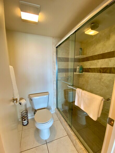 Primary bath - 404 Padre Blvd