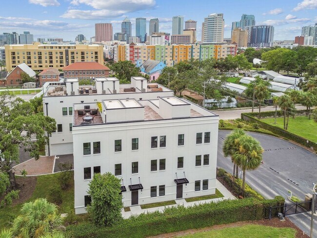 Building Photo - Canvas GWX