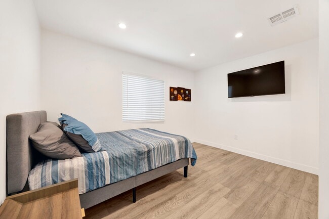 Building Photo - 2206 N Brighton St