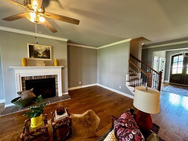 Building Photo - Spacious and luxurious with bonus room