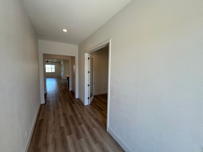 Building Photo - Spacious 4 Bed 2.5 Bath Home in Ellis with Solar!