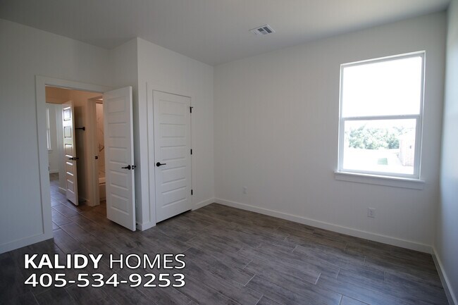 Building Photo - 2141 Kalidy Dr