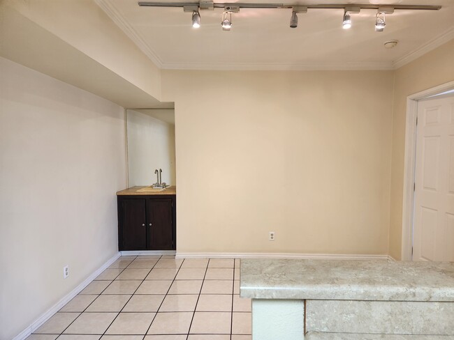 Dining area - 1020 E Washington Ave