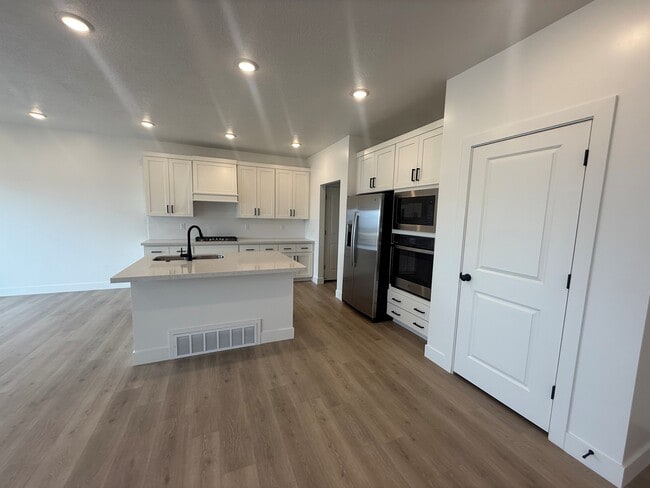 Building Photo - Mapleton TownHome