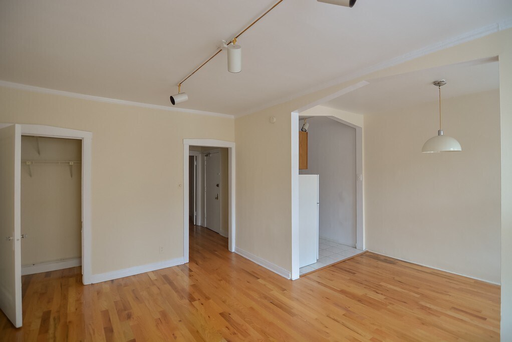 Building Photo - 516 W Melrose St