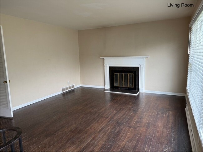 Building Photo - Newly Renovated - Spacious 4 Bedroom - 2 B...
