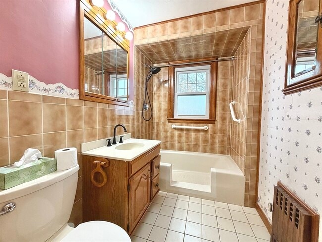 Building Photo - 28 Howard St