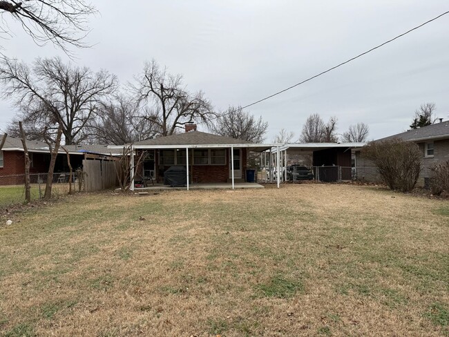 Building Photo - Enjoy your new 2 bedroom , 1 bath home wit...