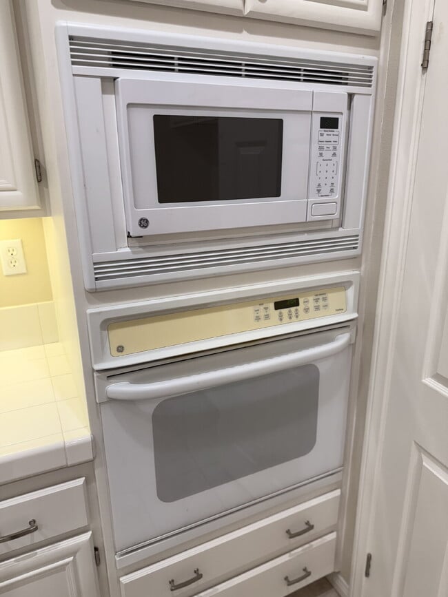 Building Photo - Spacious 5-Bed Family Home w/ 3-Car Garage Near Top Schools in Orange Crest.  One large bedroom a...