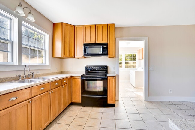 Building Photo - 1607 Knickerbocker Ave