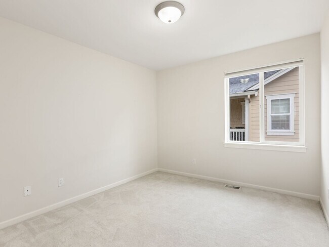 Building Photo - Spacious 4Bd Redmond Home