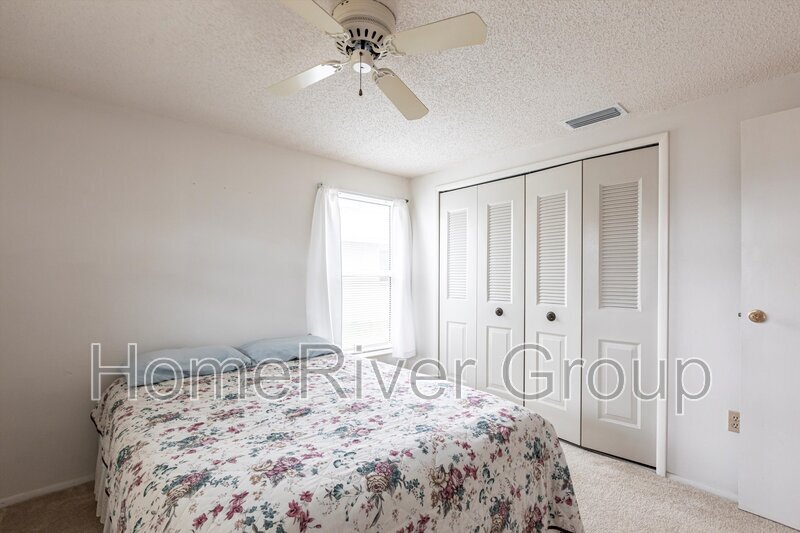 Building Photo - 6860 Kenwood Dr
