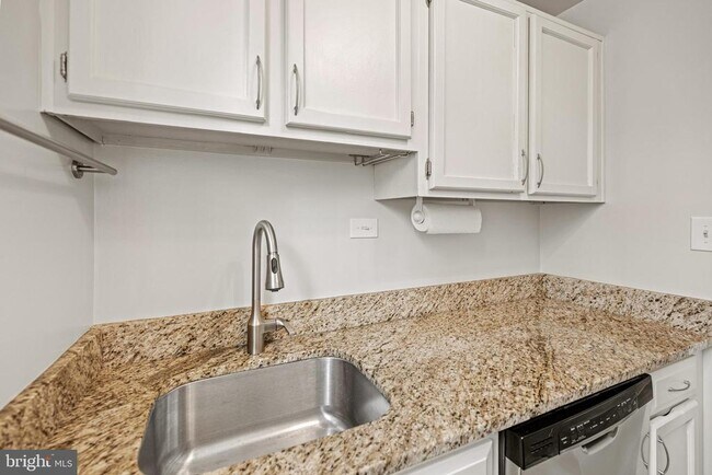 Building Photo - 235 N George Mason Dr