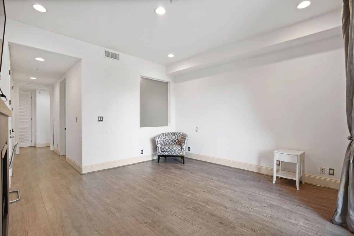 Building Photo - 16123 Sunset Blvd