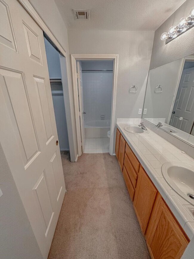 Building Photo - Spacious 3 Bedroom, 2.5 Bath Home with No ...