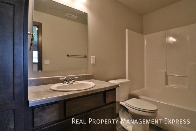 Building Photo - Beautiful 4 bedroom home with fenced in backyard!