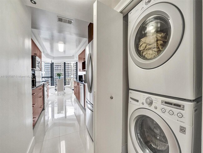 Building Photo - 20281 E Country Club Dr