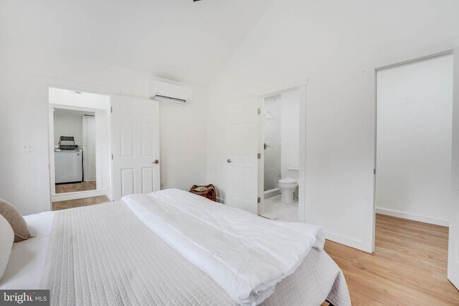 Building Photo - 102 N Rogers St