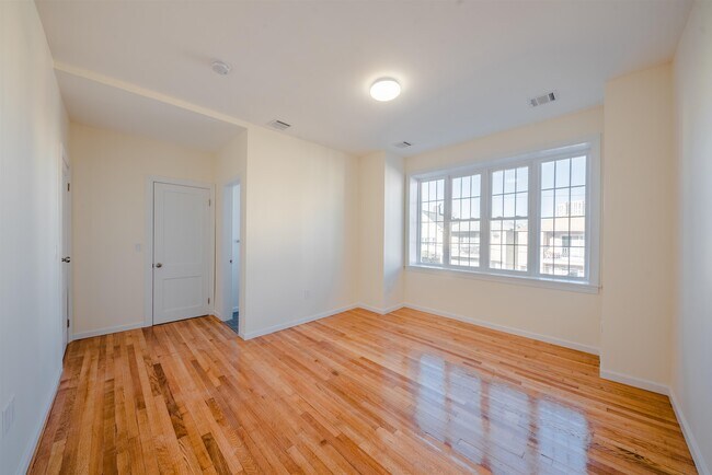 Building Photo - 67 70th St