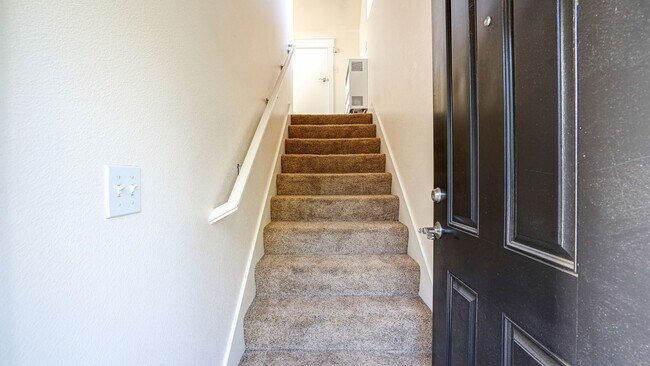 Building Photo - Studio Downtown Petaluma w/1 Car Garage an...