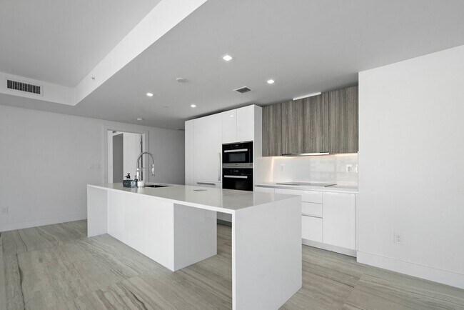 Building Photo - 730 N Ocean Blvd