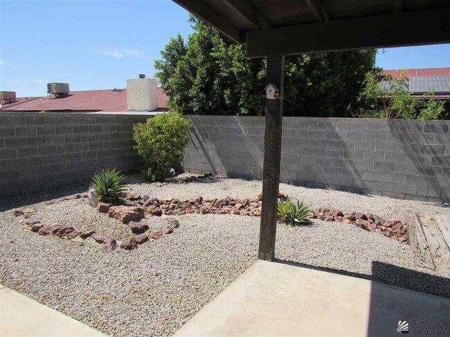 Building Photo - Central townhome with 3 bedrooms and 2 bat...