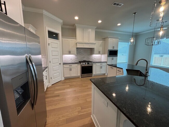 Building Photo - Cozy 4 Bedroom/2.5 Bath Home in a Wonderful Neighborhood