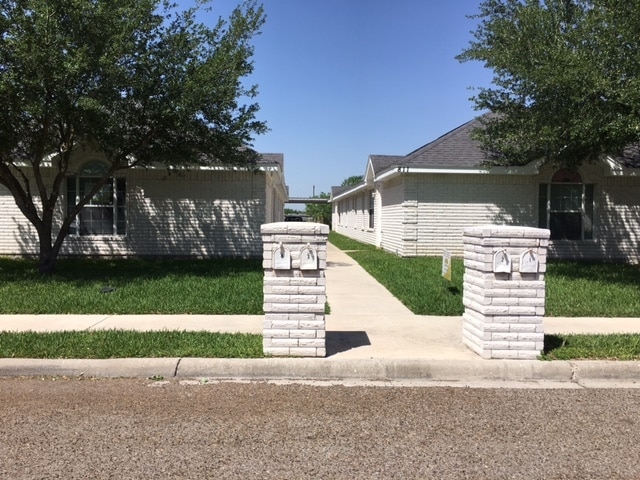 Primary Photo - 819 N Cross Ln