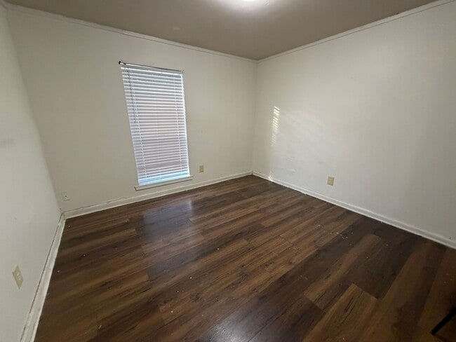 Building Photo - FOR RENT in Sunset!