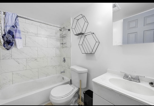 Building Photo - 904 S 18th St