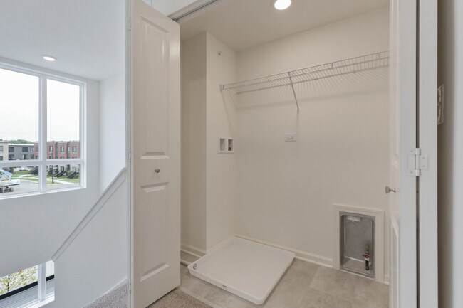 Building Photo - 1289 Lakepointe Dr