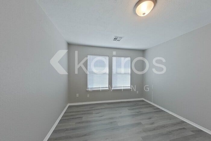 Building Photo - 2720 Edgemere Dr