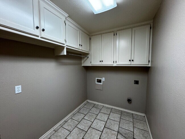 Building Photo - Beautiful Home in Upscale Neighborhood!